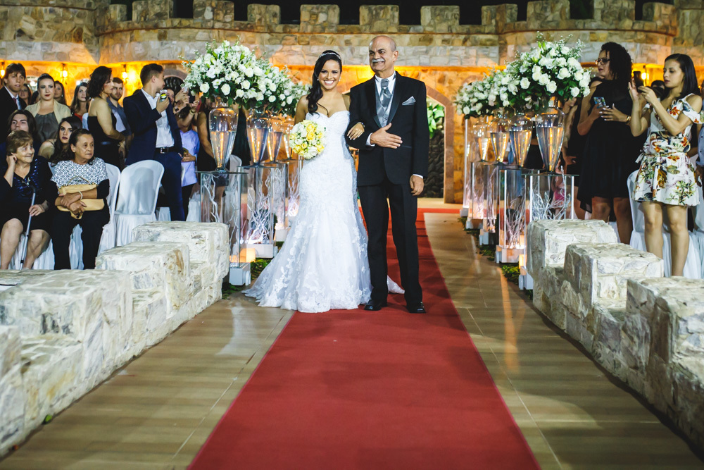 Entrada da noiva junto com o pai na cerimonia de casamento da Bruna e do Dorival no Monte Castelo Eventos