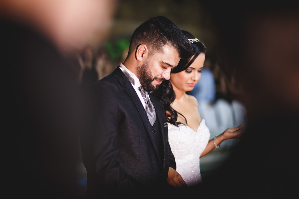 Noivos Bruna e Dorival oram no Monte Castelo Eventos