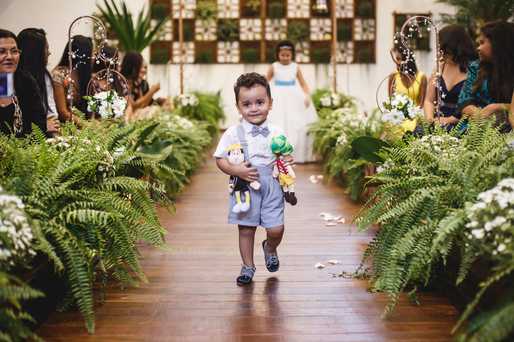 Entrada das alianças do casamento da Lisandra e do Henrique no Espaço Recanto dos Sonhos