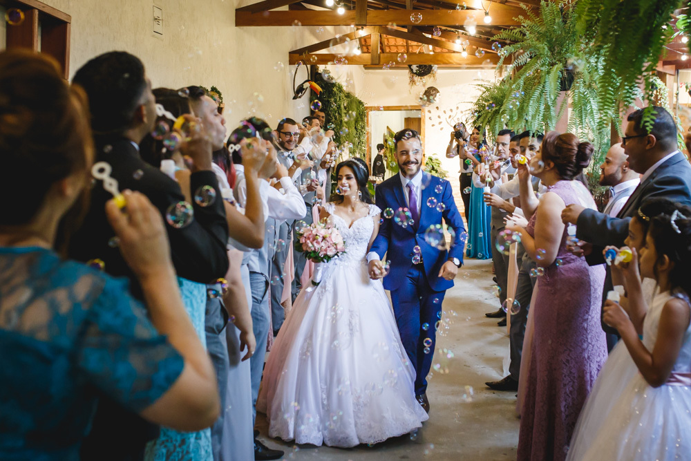 Bolinha de sabão no casamento da Lisandra e do Henrique no espaço Recanto dos Sonhos