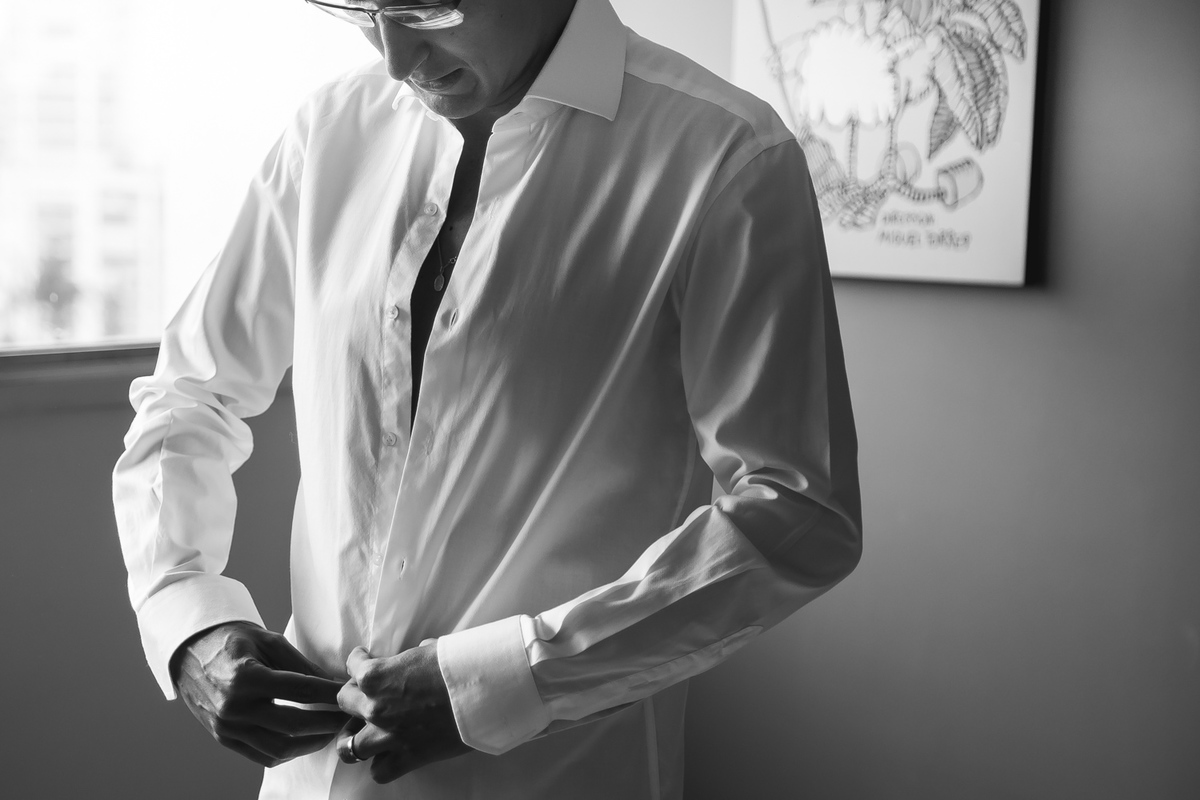 Noivo Marcos se arrumando para o casamento com Rafaella no espaço Traffo 