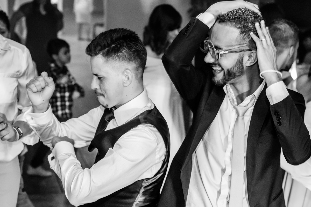 Noivo se diverte com padrinhos em seu casamento na chácara recanto verde 