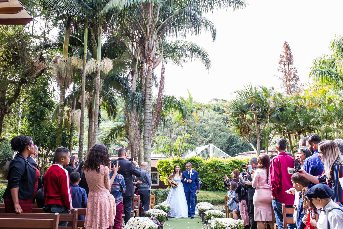 Noiva entra no espaço Alpes Serrano 