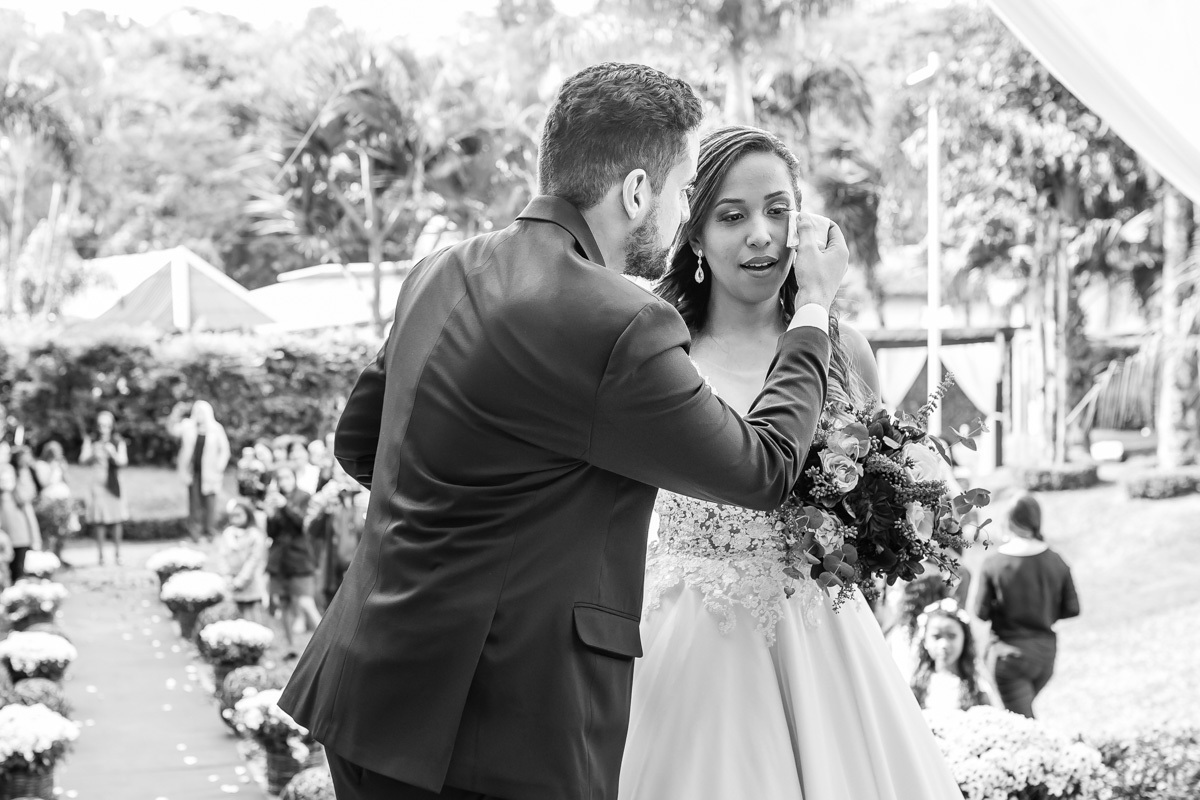 Noiva Emocionada no espaço espaço Alpes Serrano 