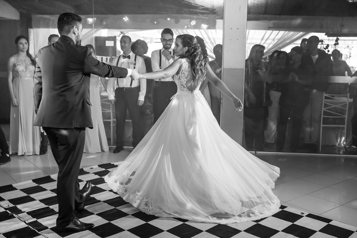 Dança dos noivos Jacque e Gabriel no espaço Alpes Serrano 