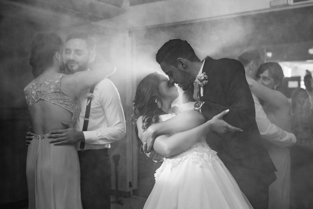 noivos felizes no espaço Alpes Serrano 