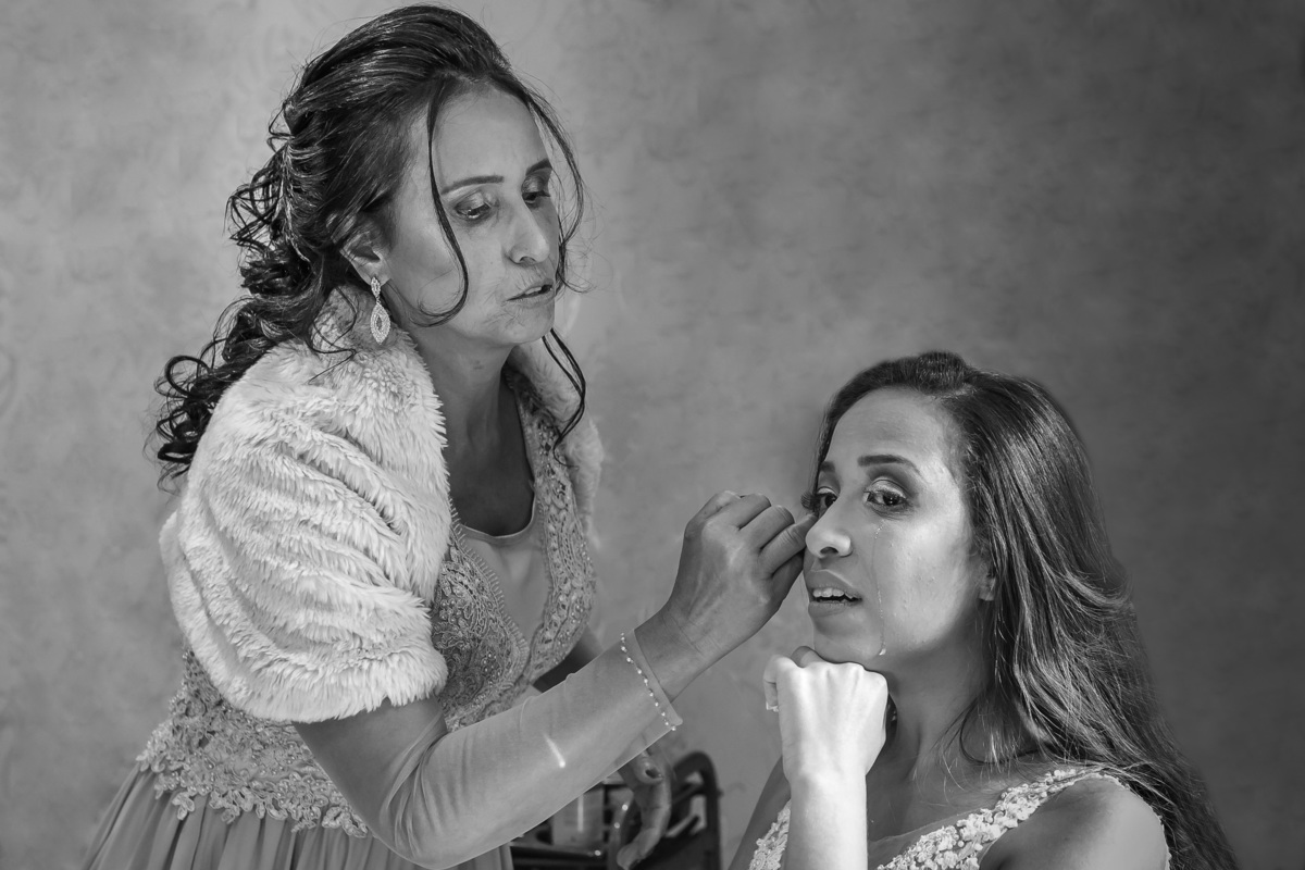 Mae da noiva Jacque enxuga as lagrimas 