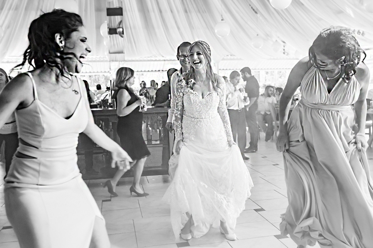 noiva se diverte na festa de casamento 