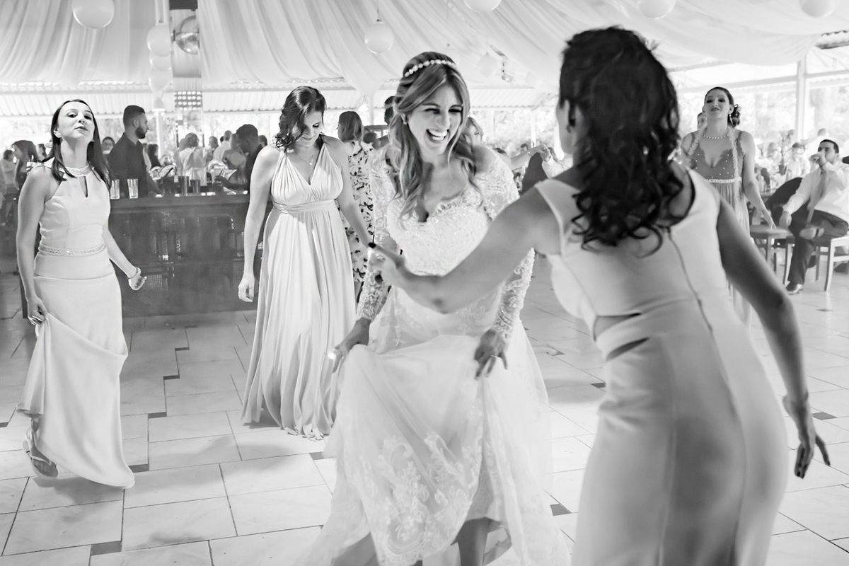 noiva se diverte na festa de casamento 