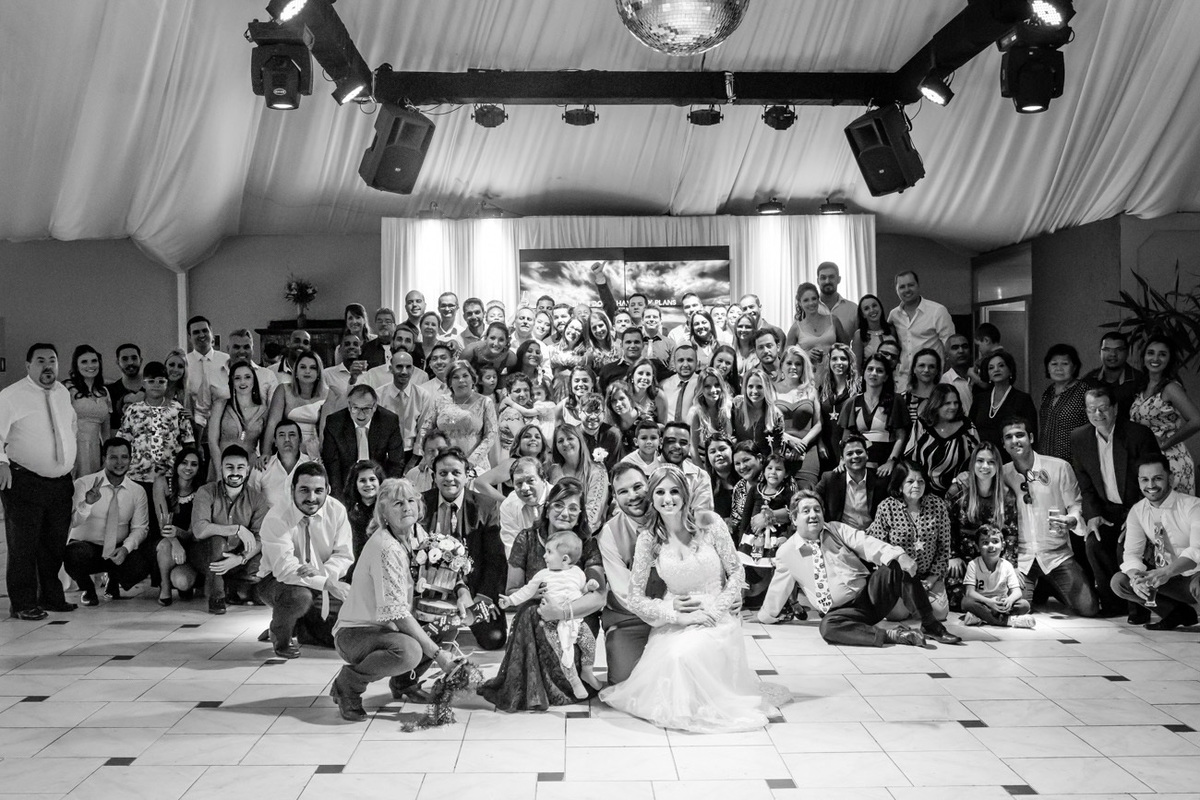 Convidados dos noivos Keke e Alex noiva se diverte na festa de casamento 