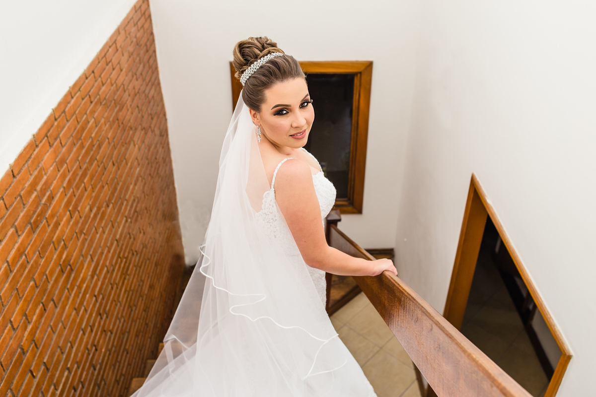 Noiva Camila saindo para seu casamento no Studio Camila Prado