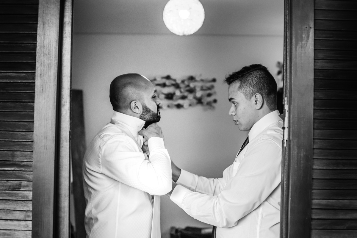 Noivo Glauber se arrumando em seu casamento
