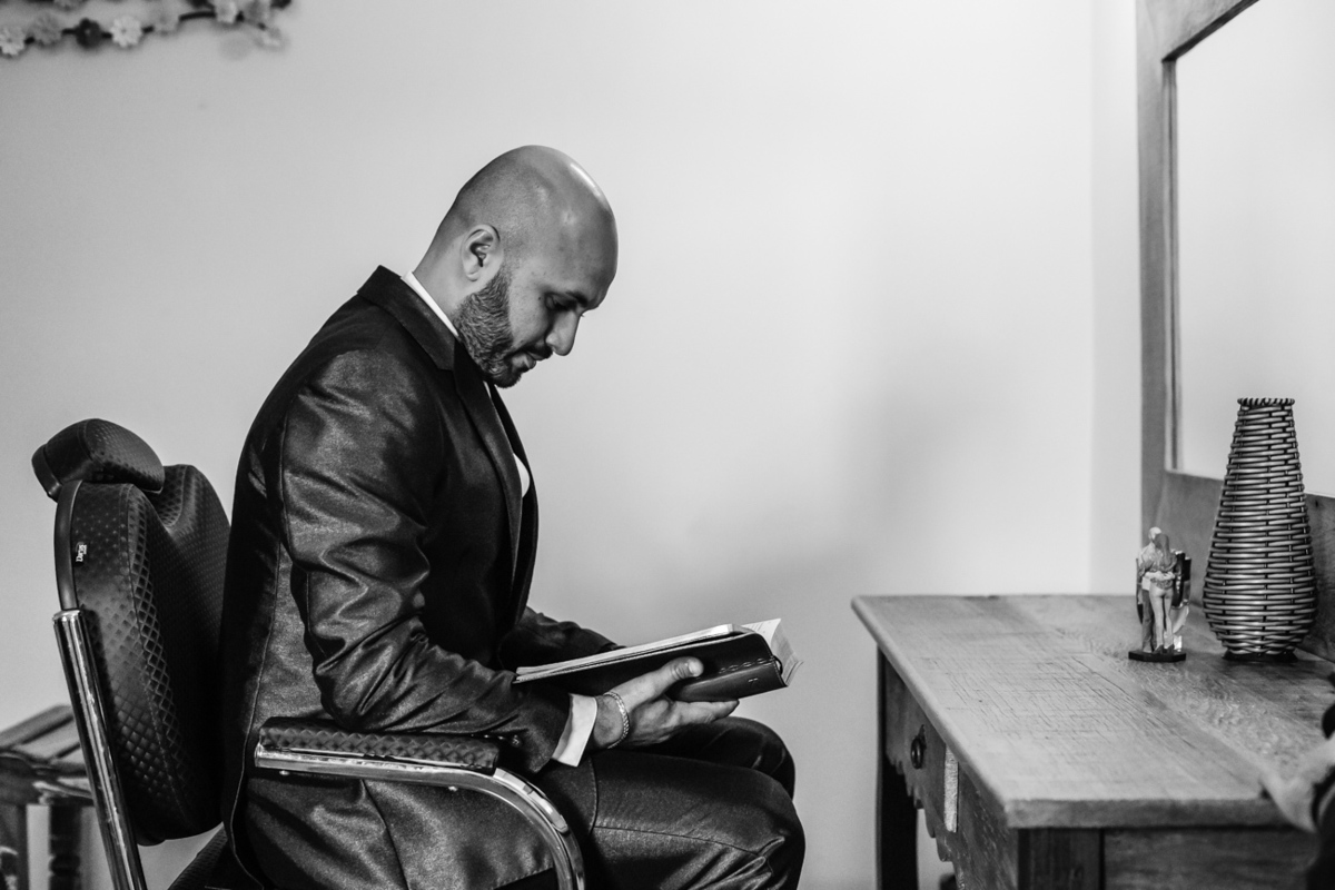 Noivo lendo a biblia antes do seu casamento