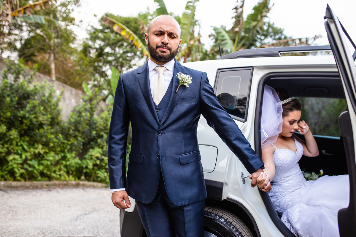 Noivos orando antes do casamento sem se ver