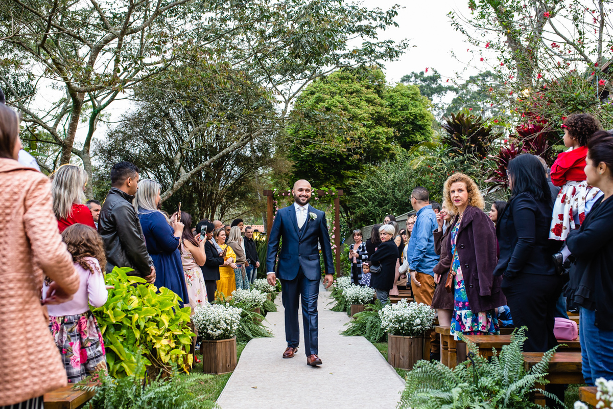 Noivo Glauber entrando no seu casamento