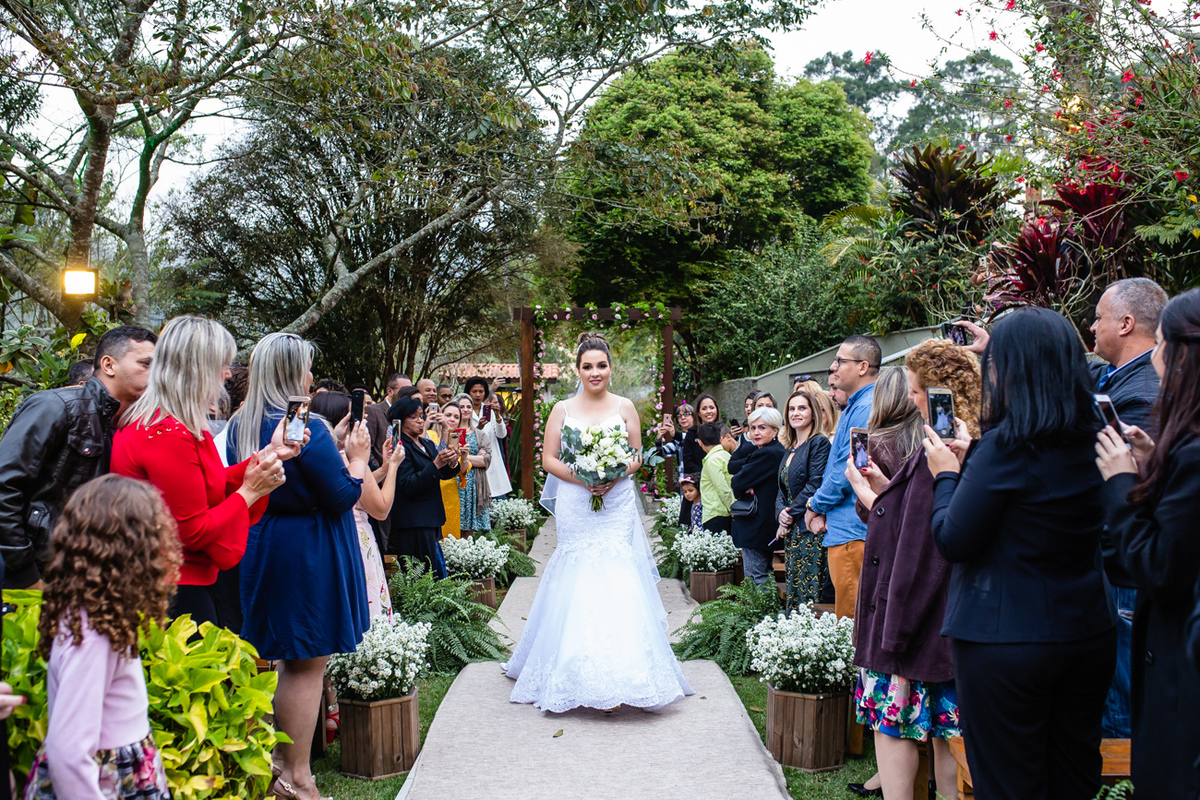 Entrada da noiva Camila no seu casamento no Espaço vista verde