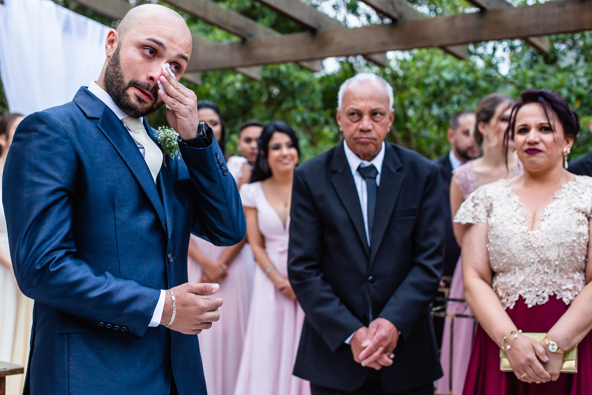 Noivo chorando emocionado em seu casamento com Camila