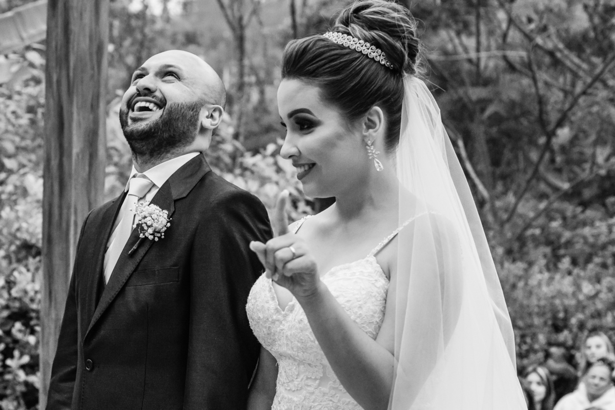 Noivo Glauber feliz em seu casamento com Camila no espaço Vista verde