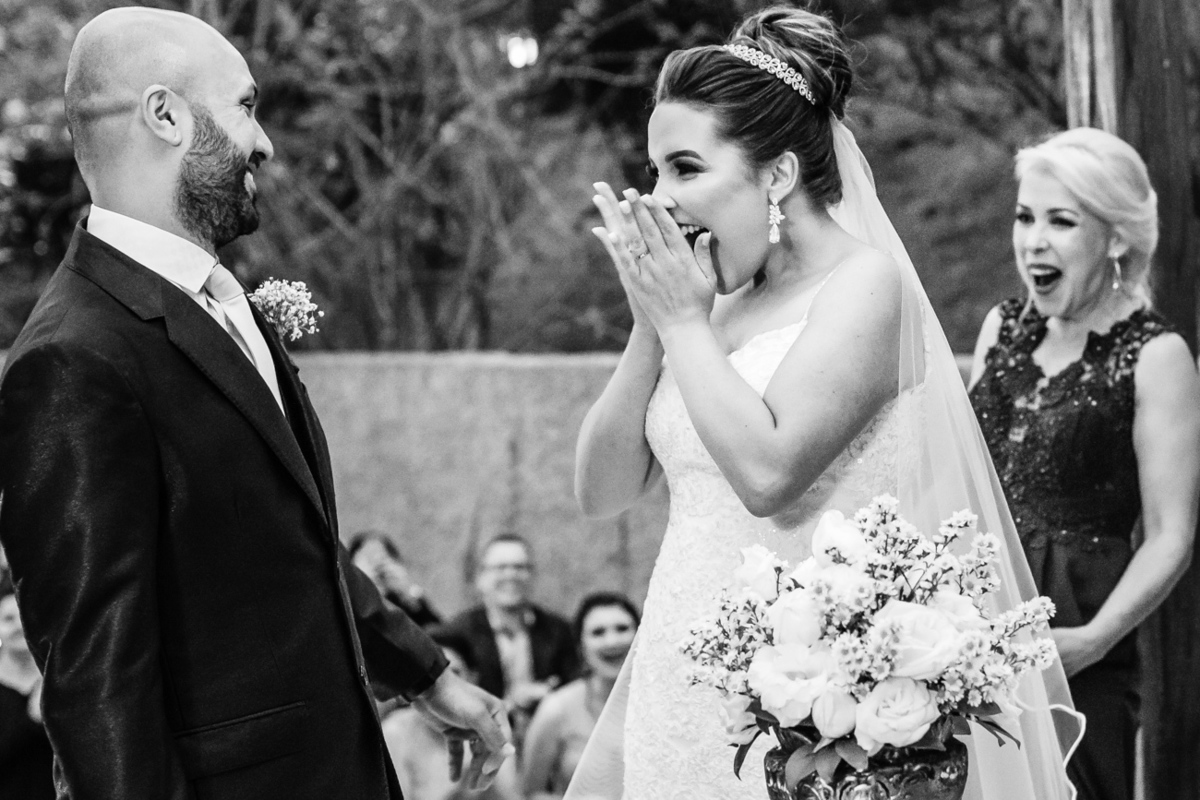 Noiva feliz ao dar o primeiro beijo