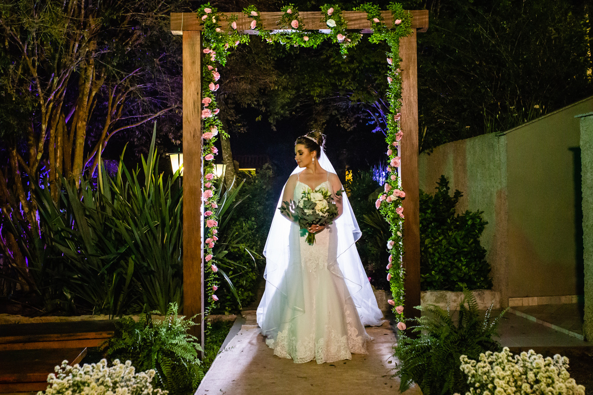 Noiva Camila toda estilosa em seu casamento no espaço vista verde