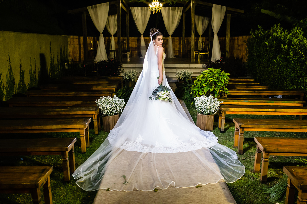 Noiva Camila em seu casamento no espaço vista verde