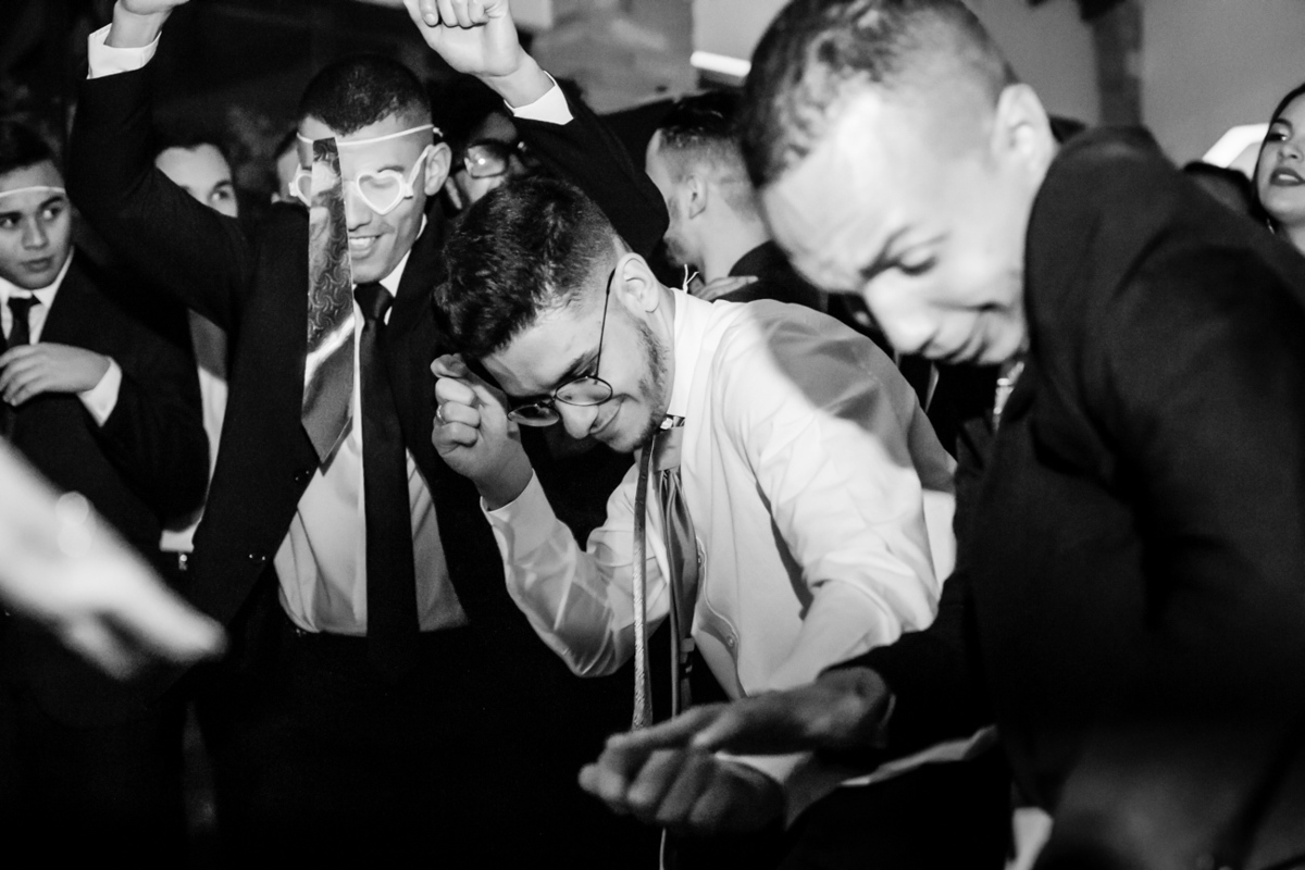 Padrinhos se divertindo no casamento do Glauber e da Camila
