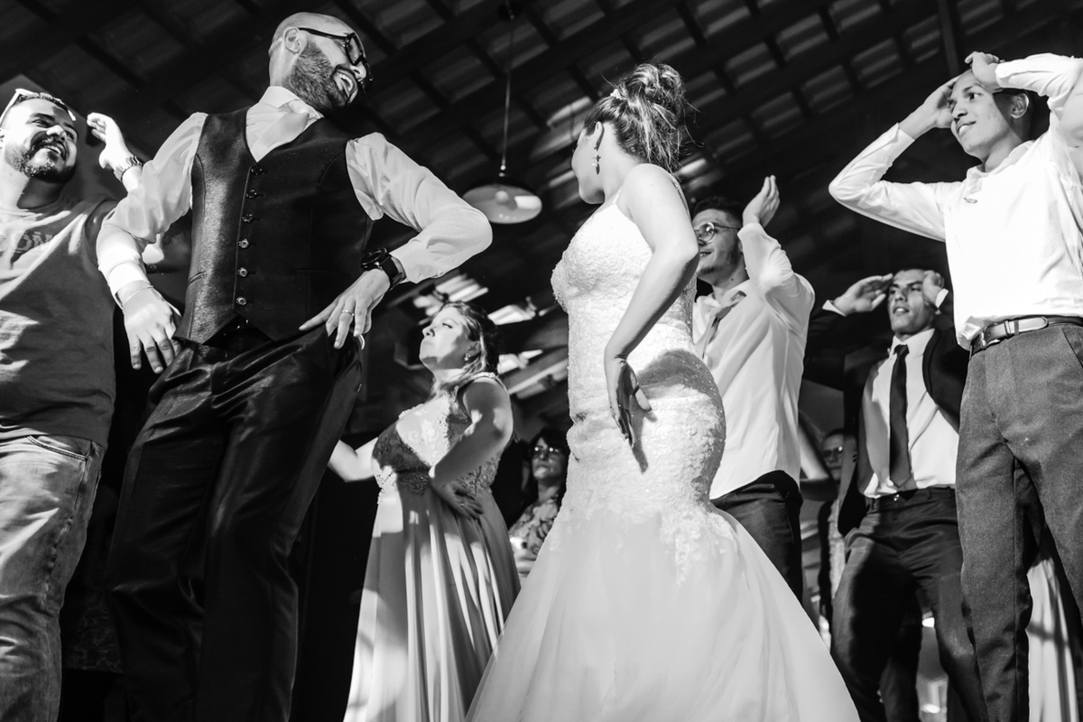 Noivos dançando em seu casamento no espaço vista verde