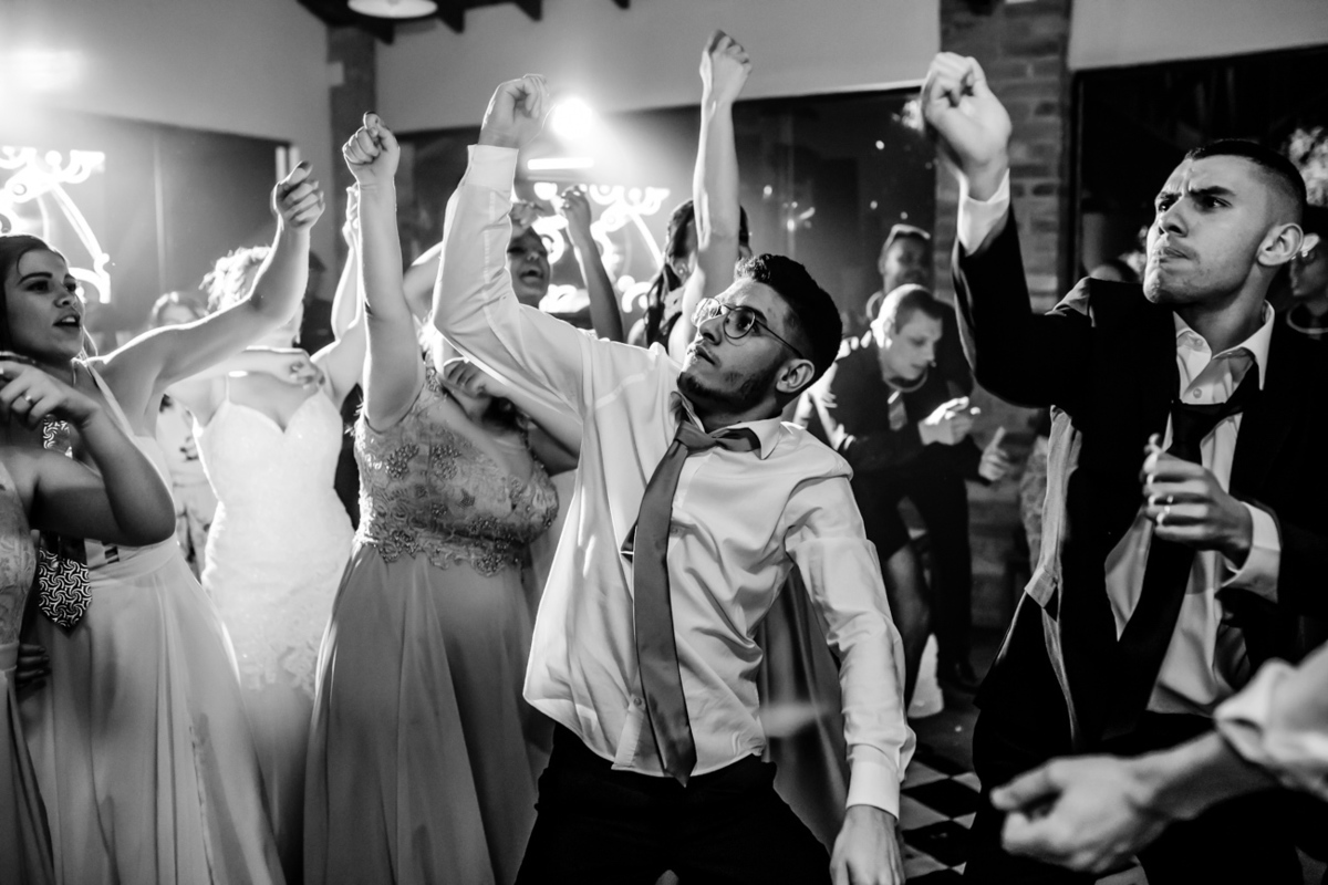 Padrinhos se divertindo no casamento da Camila e do Glauber