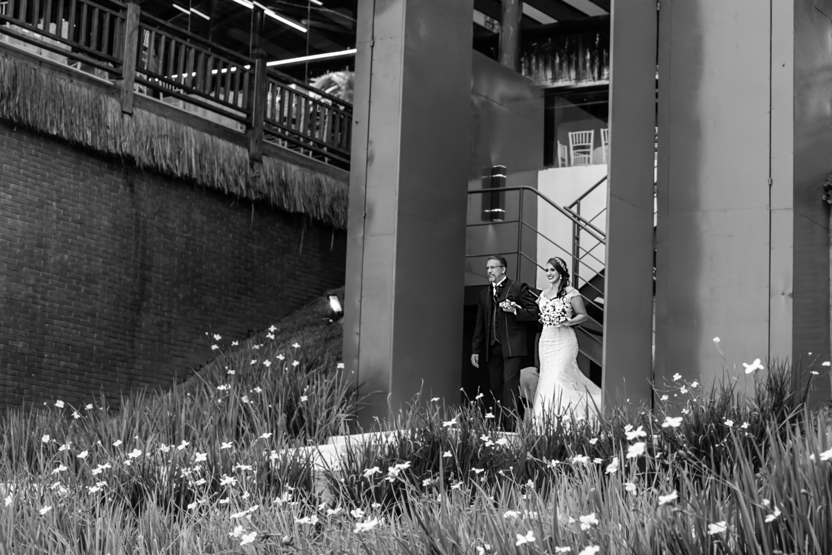 Entrada da noiva Thays no HIS Eventos 