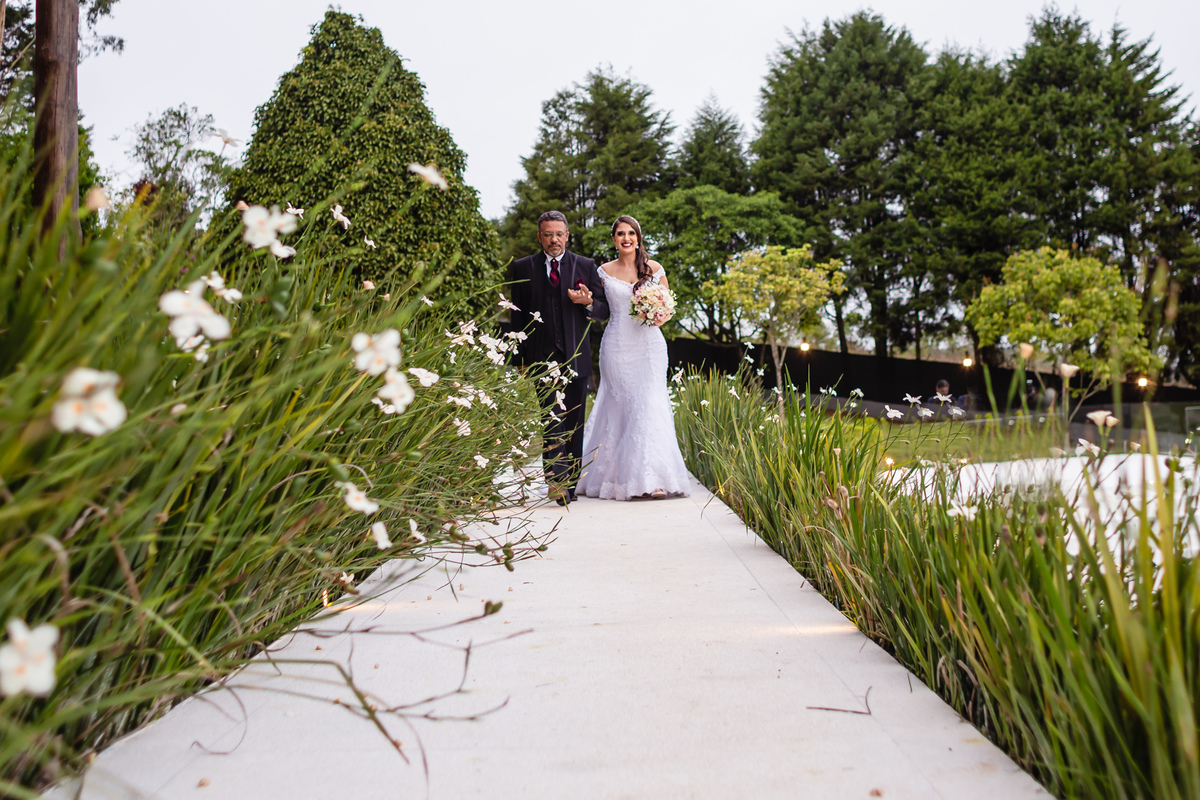 Entrada da noiva Barbara sendo acompanhada pelo seu pai até o altar no HIS Eventos 