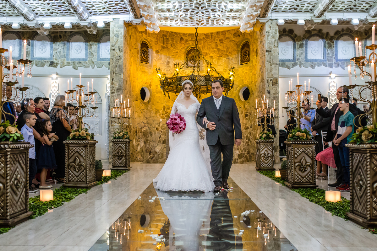 Entrada da noiva Fernanda no monte castelos eventos 