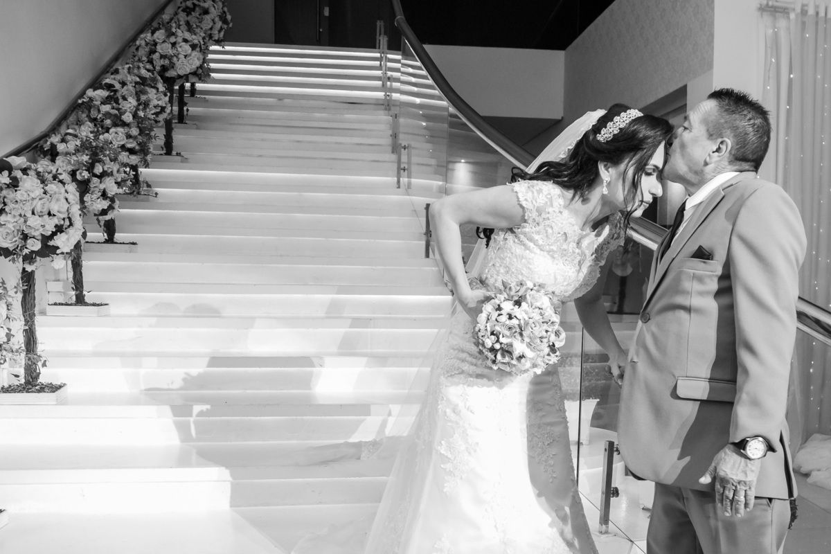 pai da noiva recebendo-a 