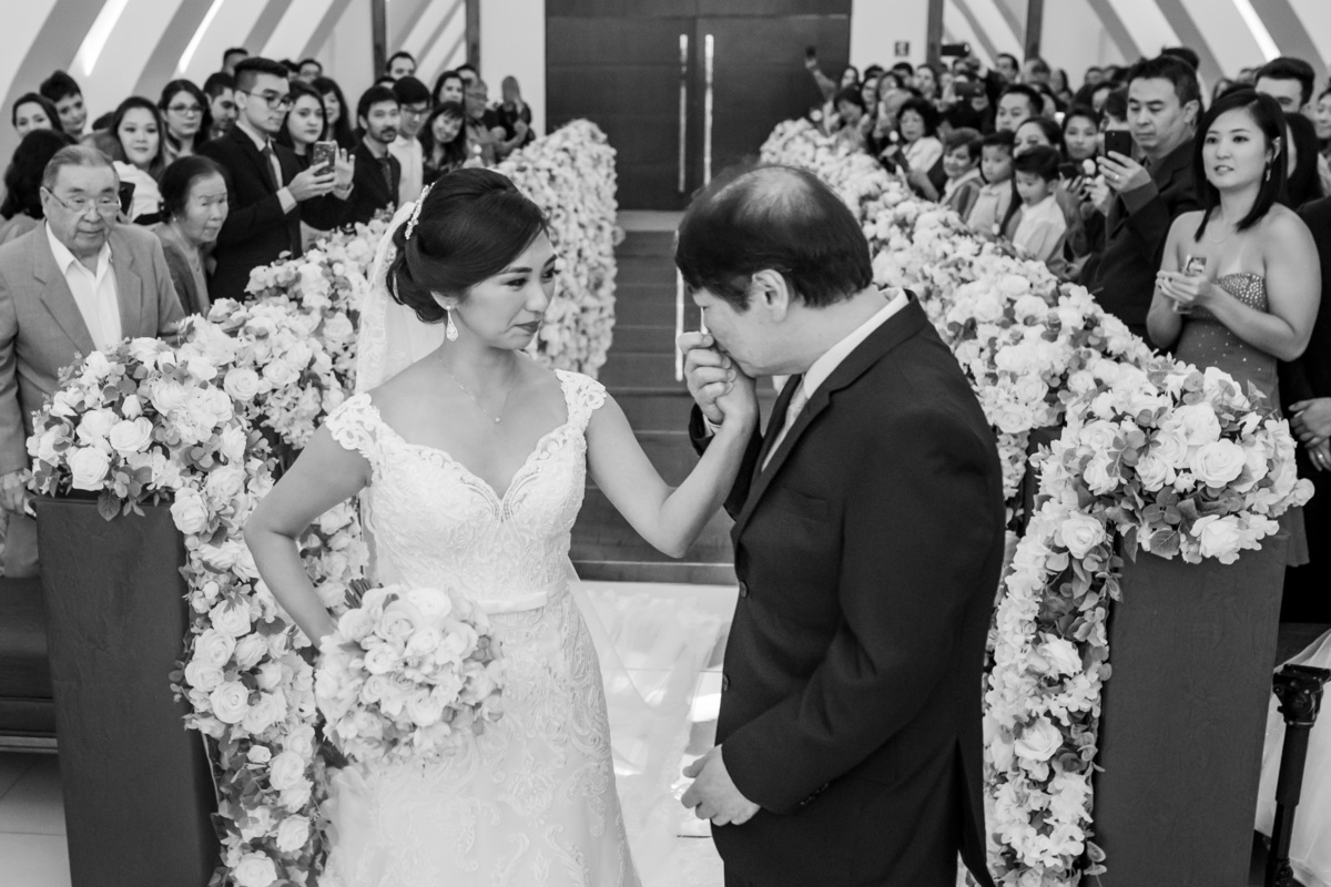 Pai beija Mao da filha ao entrega-la ao noivo na mansão Adelia prado