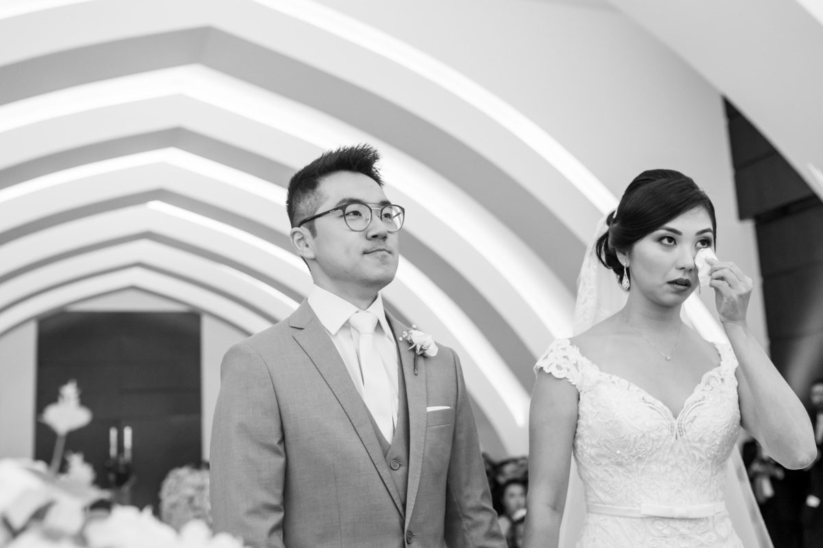 noiva bianca emocionada na cerimonia de casamento na mansão Adelia prado