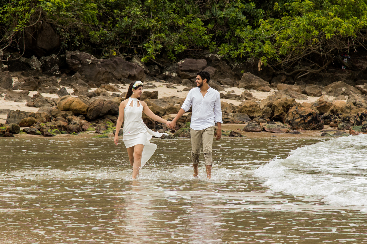 Fotografo de  Casamento realizando ensaio de Casal no estilo Pre Wedding na Praia das Conchas no Guaruja