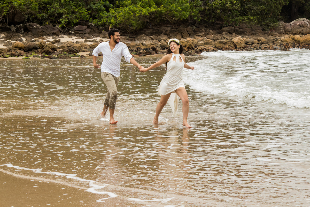 Fotografo de  Casamento realizando ensaio de Casal no estilo Pre Wedding na Praia das Conchas no Guaruja