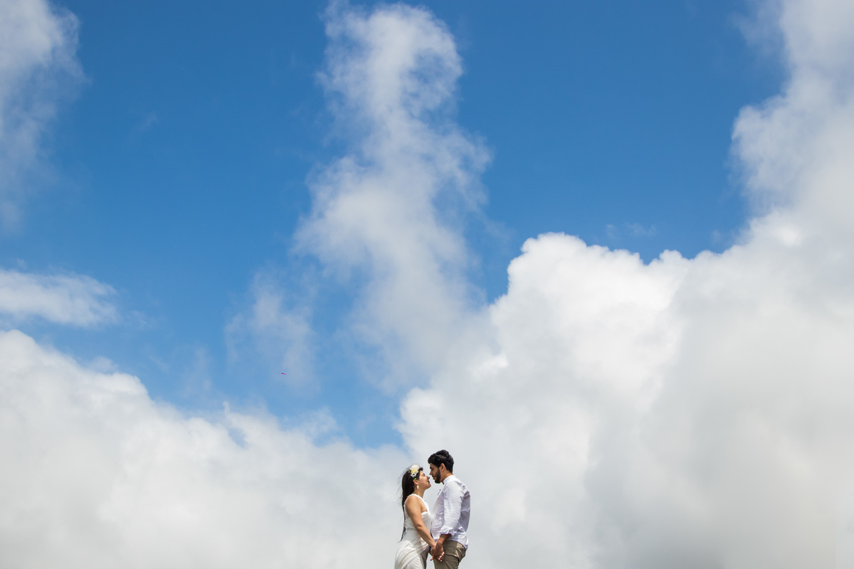 Fotografo de  Casamento realizando ensaio de Casal no estilo Pre Wedding na Praia das Conchas no Guaruja