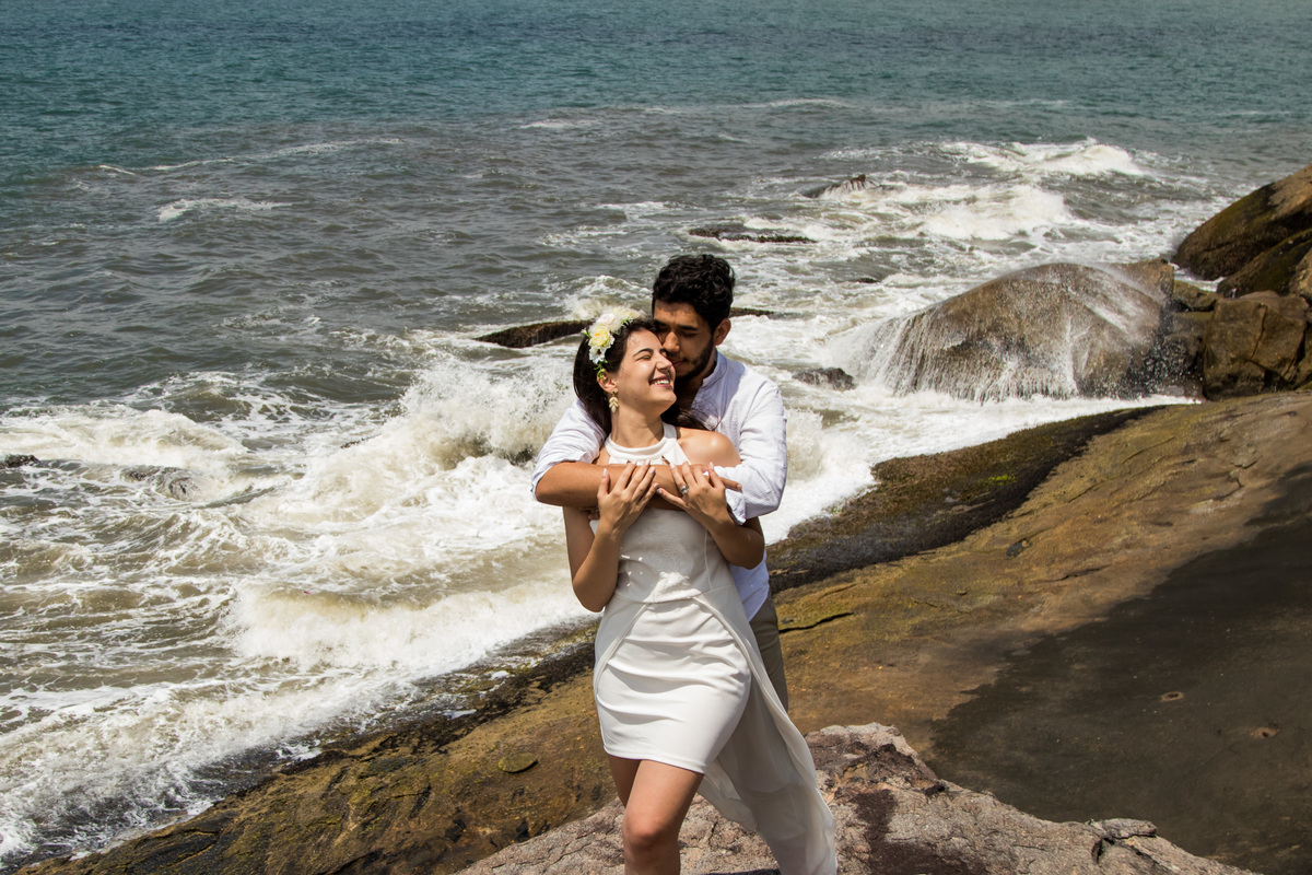 Fotografo de  Casamento realizando ensaio de Casal no estilo Pre Wedding na Praia das Conchas no Guaruja