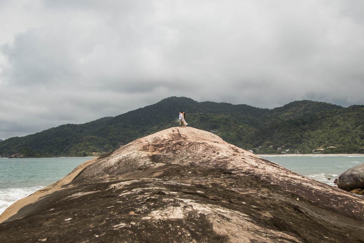 Fotografo de  Casamento realizando ensaio de Casal no estilo Pre Wedding na Praia das Conchas no Guaruja