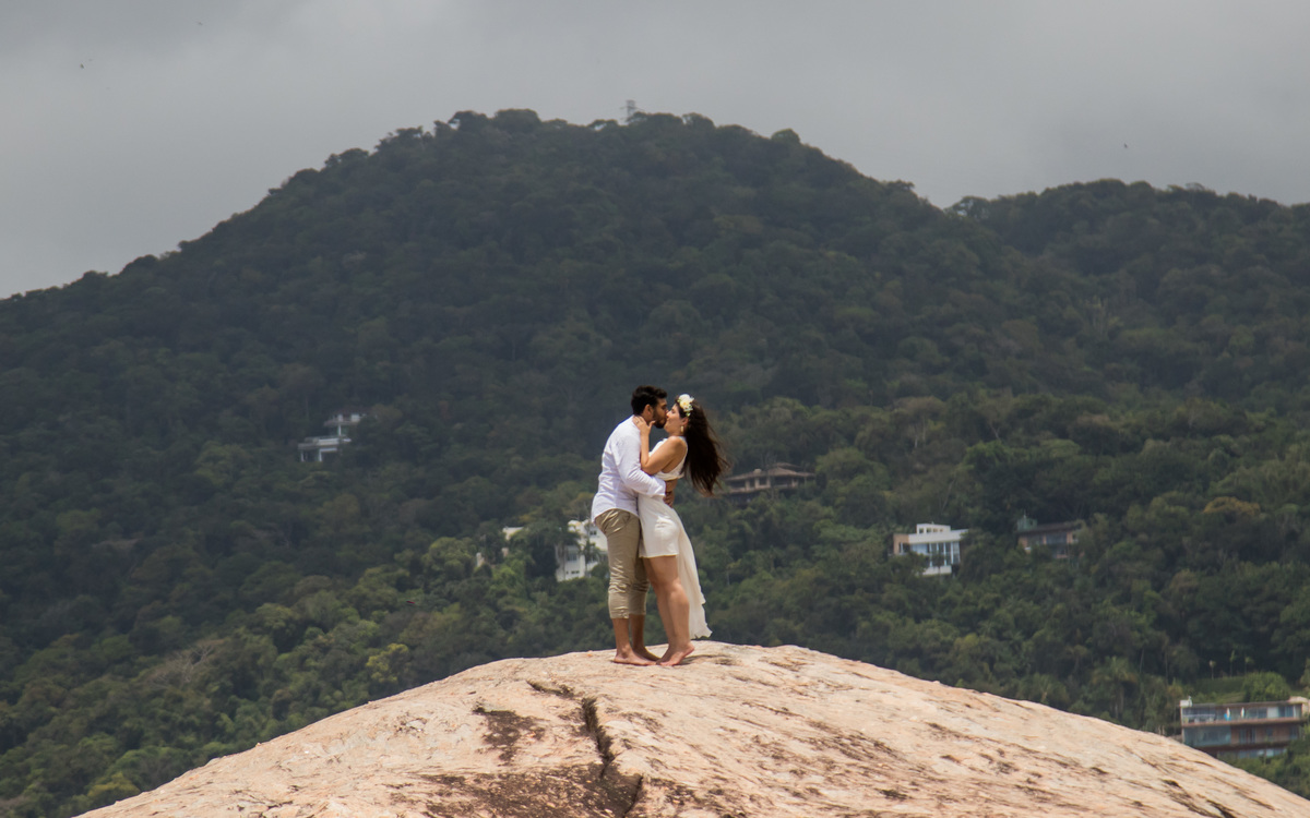 Fotografo de  Casamento realizando ensaio de Casal no estilo Pre Wedding na Praia das Conchas no Guaruja