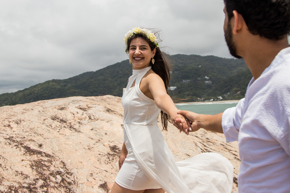 Fotografo de  Casamento realizando ensaio de Casal no estilo Pre Wedding na Praia das Conchas no Guaruja
