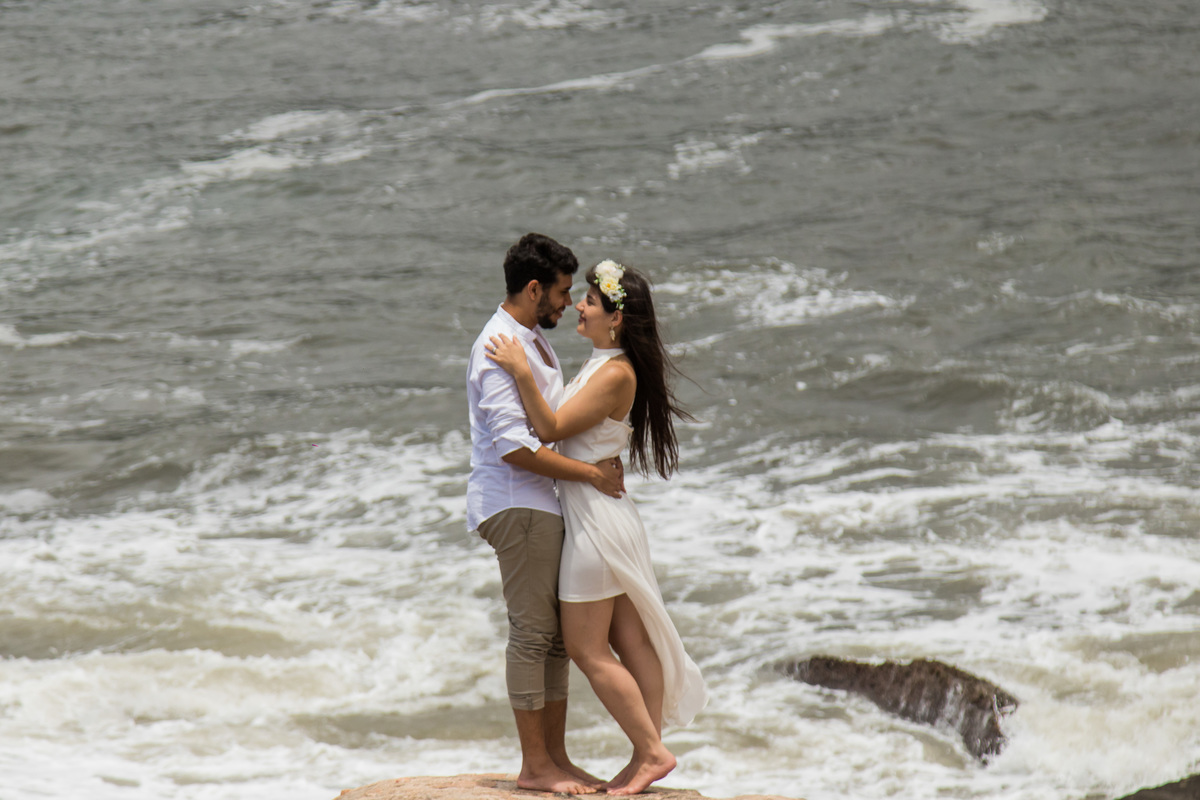 Fotografo de  Casamento realizando ensaio de Casal no estilo Pre Wedding na Praia das Conchas no Guaruja