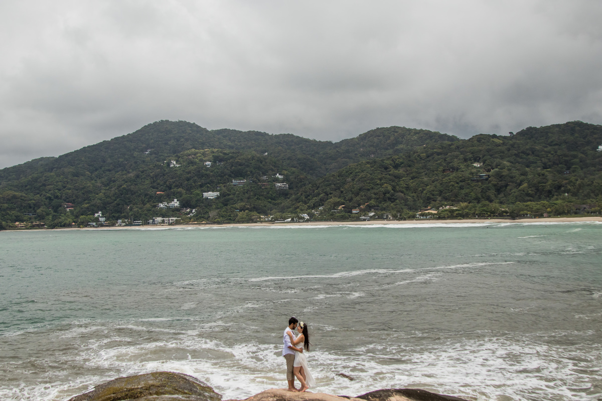 Fotografo de  Casamento realizando ensaio de Casal no estilo Pre Wedding na Praia das Conchas no Guaruja