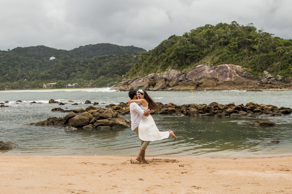 Fotografo de  Casamento realizando ensaio de Casal no estilo Pre Wedding na Praia das Conchas no Guaruja
