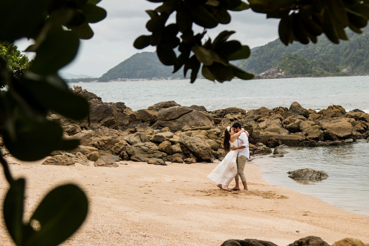 Fotografo de  Casamento realizando ensaio de Casal no estilo Pre Wedding na Praia das Conchas no Guaruja
