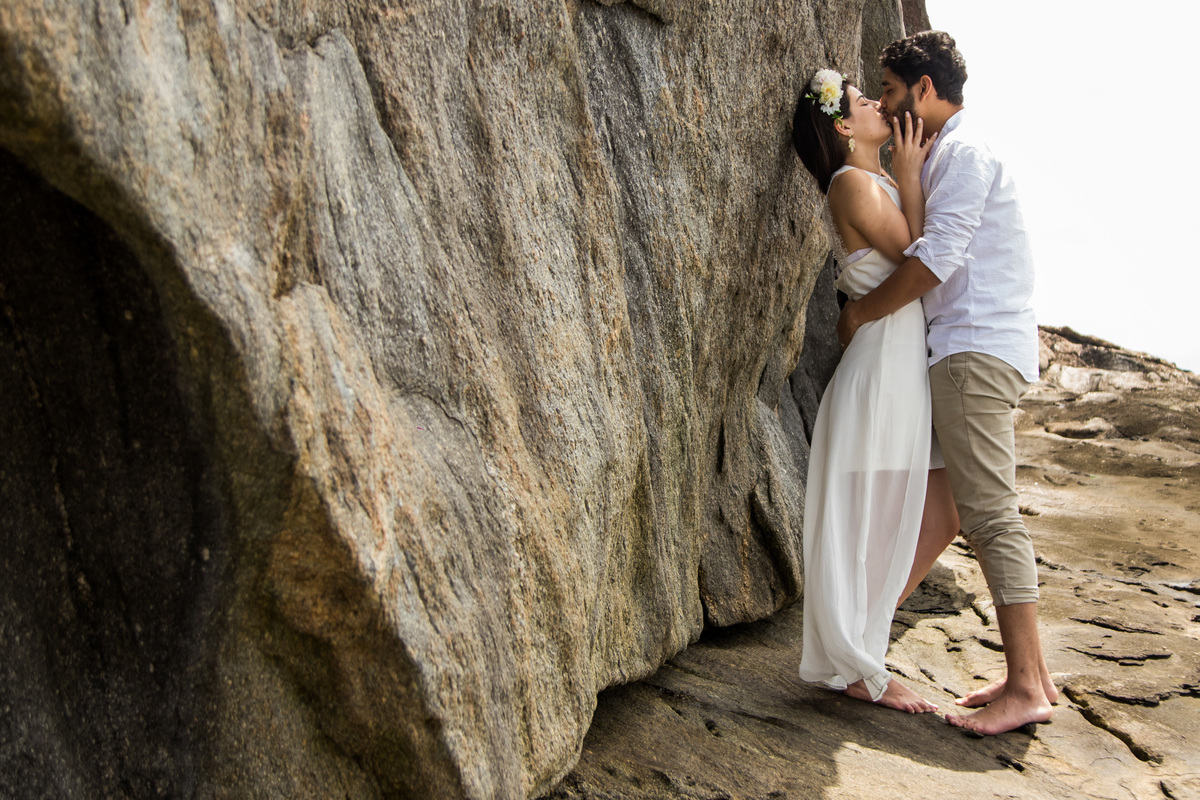 Fotografo de  Casamento realizando ensaio de Casal no estilo Pre Wedding na Praia das Conchas no Guaruja