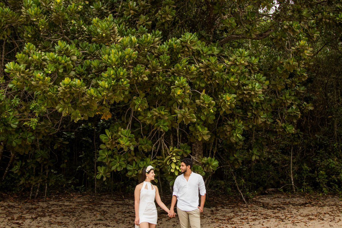 Fotografo de  Casamento realizando ensaio de Casal no estilo Pre Wedding na Praia das Conchas no Guaruja