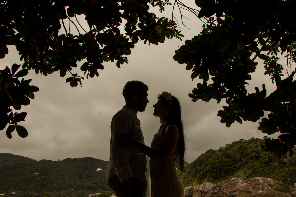 Fotografo de  Casamento realizando ensaio de Casal no estilo Pre Wedding na Praia das Conchas no Guaruja