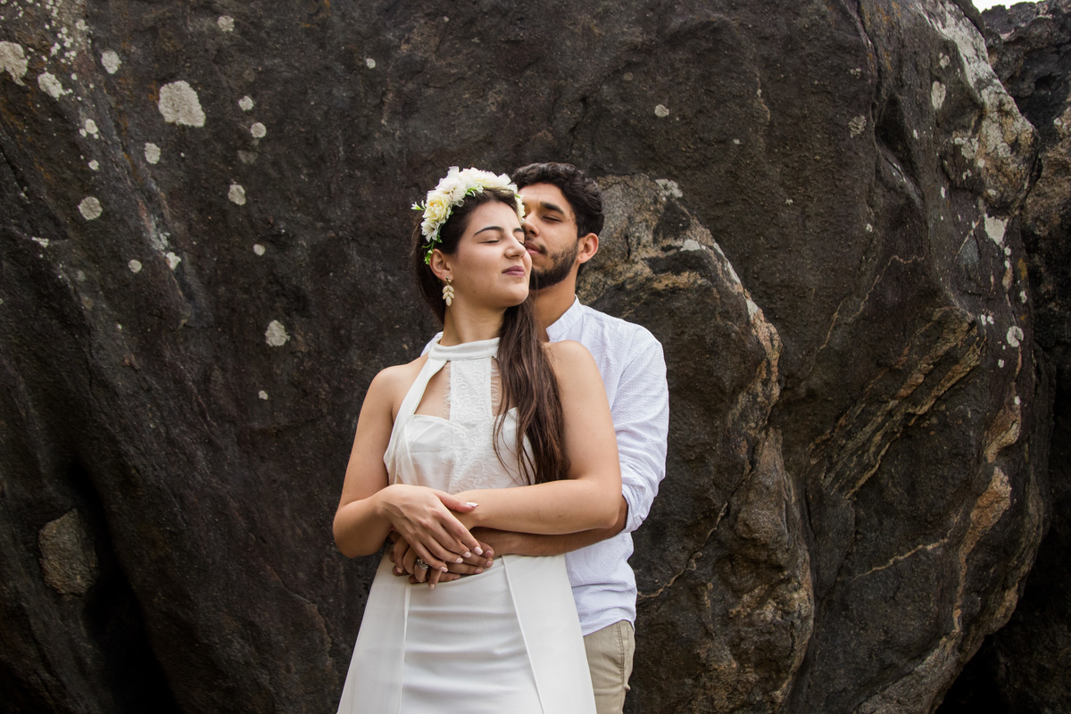 Fotografo de  Casamento realizando ensaio de Casal no estilo Pre Wedding na Praia das Conchas no Guaruja