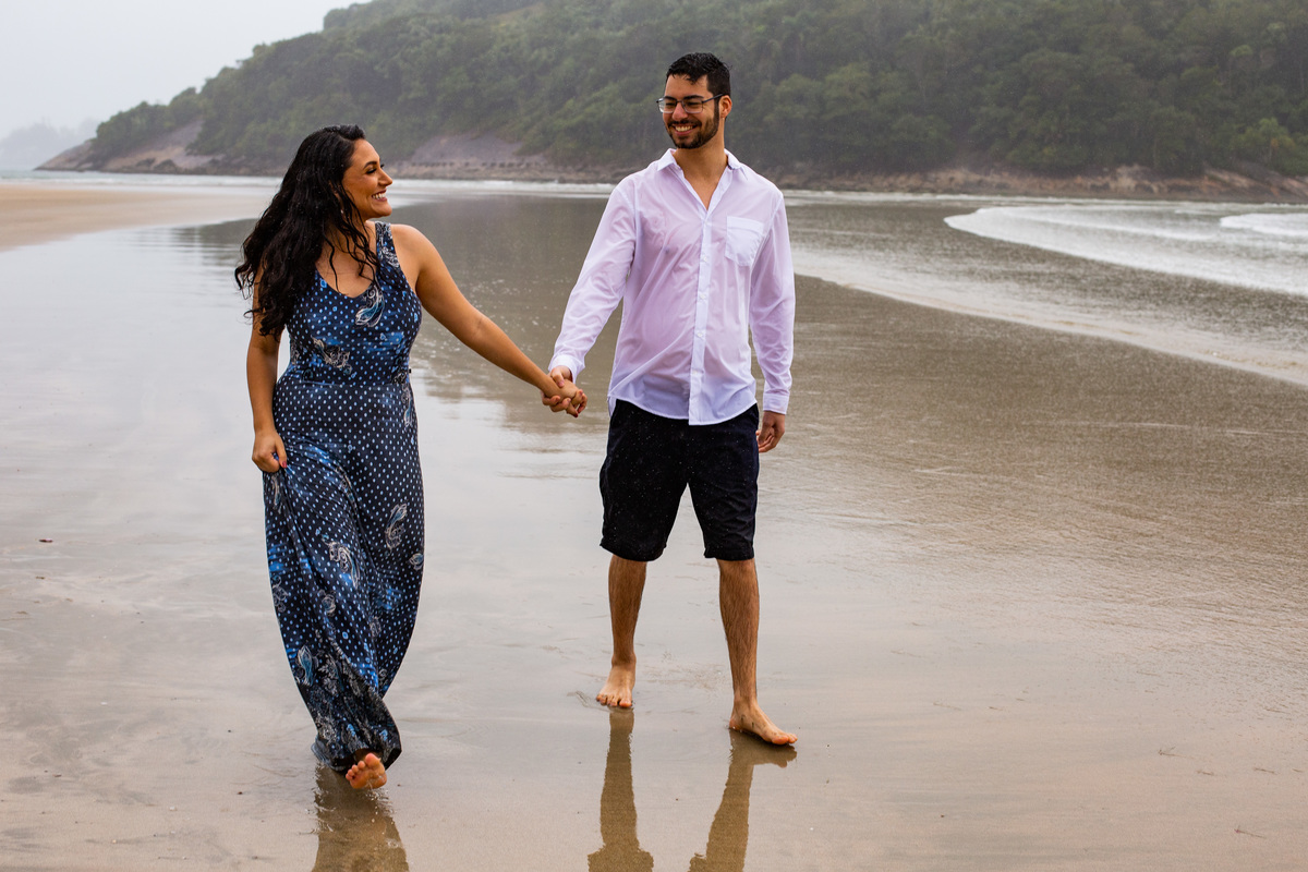 Ensaio de casal pre wedding da Mayara e Augusto realizado na praia de Pernambuco no Guaruja